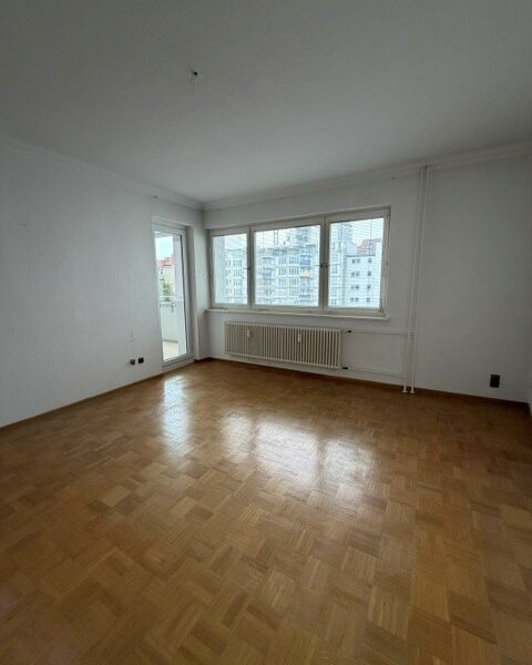Wohnzimmer-mit-Balkonausgang-480x600.jpg